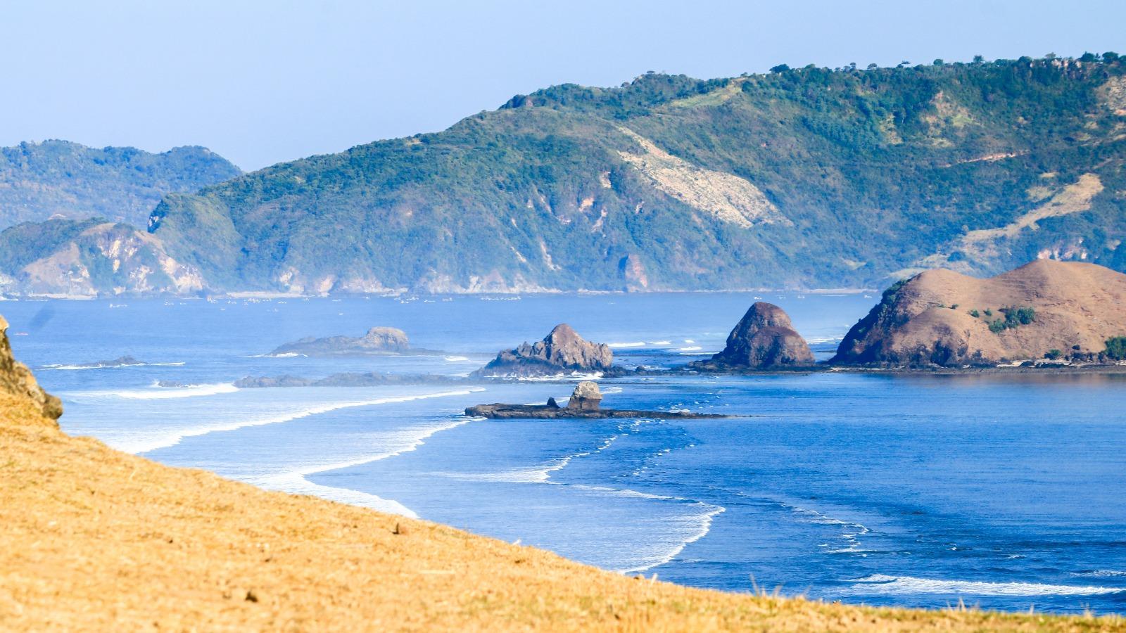 White sand beach and turquoise sea in Lombok