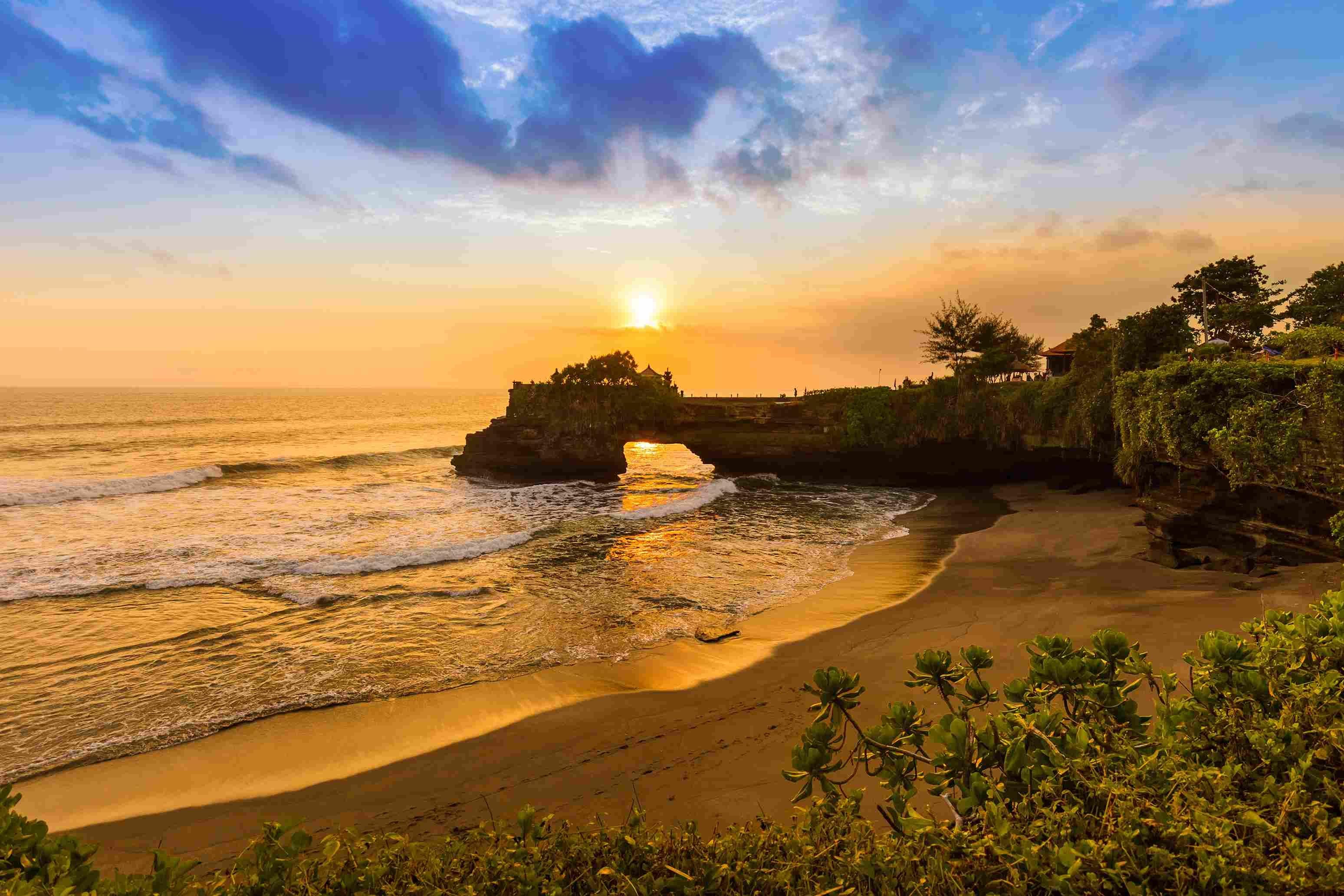 Menikmati Sunset di Tanah Lot