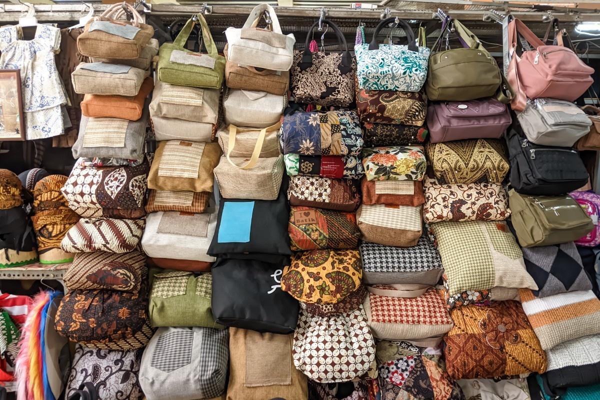 Berbelanja di Pasar Klewer